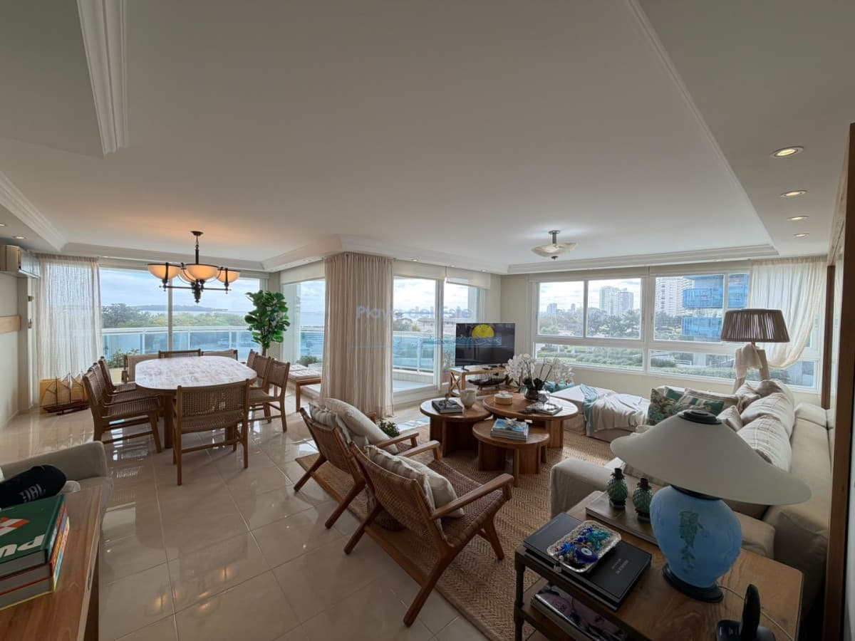 Apartamento en alquiler de temporada en Torre millenium de 4 dormitorios mas servicio , Playa mansa , Punta del este  - Inmobiliaria Playa del Este