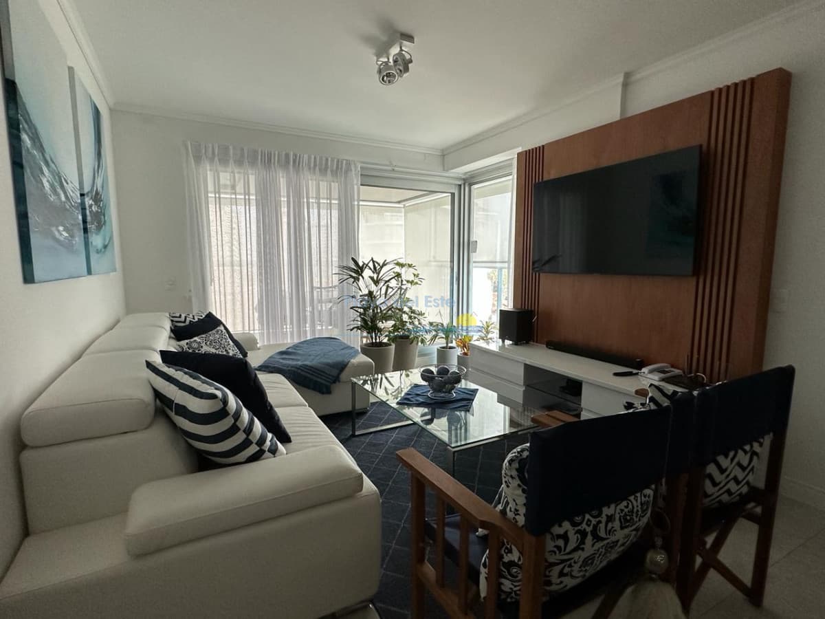 Apartamento en alquiler temporal  de 2 dormitorios en Edificio Miami Bouelvard , Punta del este , Playa mansa  - Inmobiliaria Playa del Este
