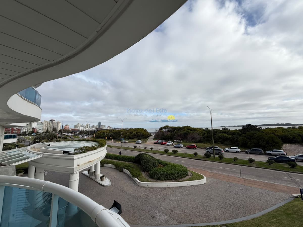 Apartamento en alquiler de temporada en Torre millenium de 4 dormitorios mas servicio , Playa mansa , Punta del este  - Inmobiliaria Playa del Este