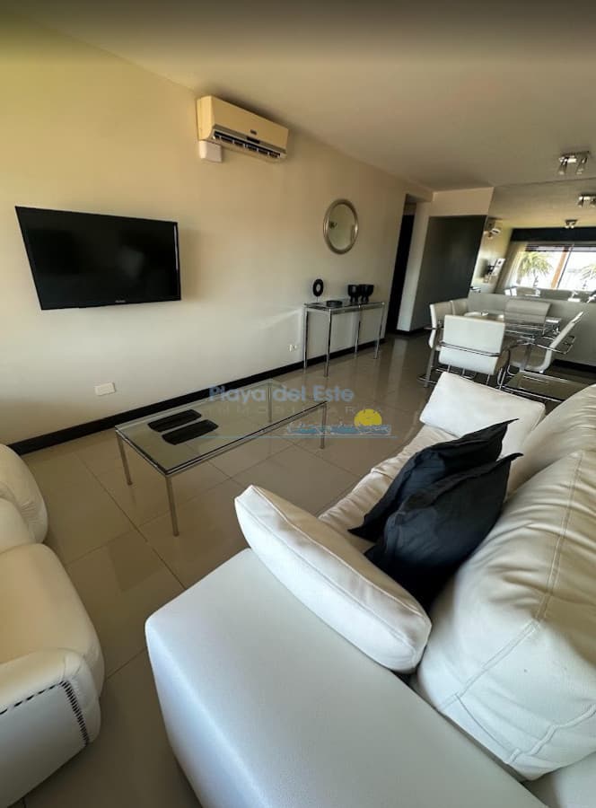 Apartamento en alquiler temporal de 2 dormitorios en Punta del este , Playa mansa , península  - Inmobiliaria Playa del Este