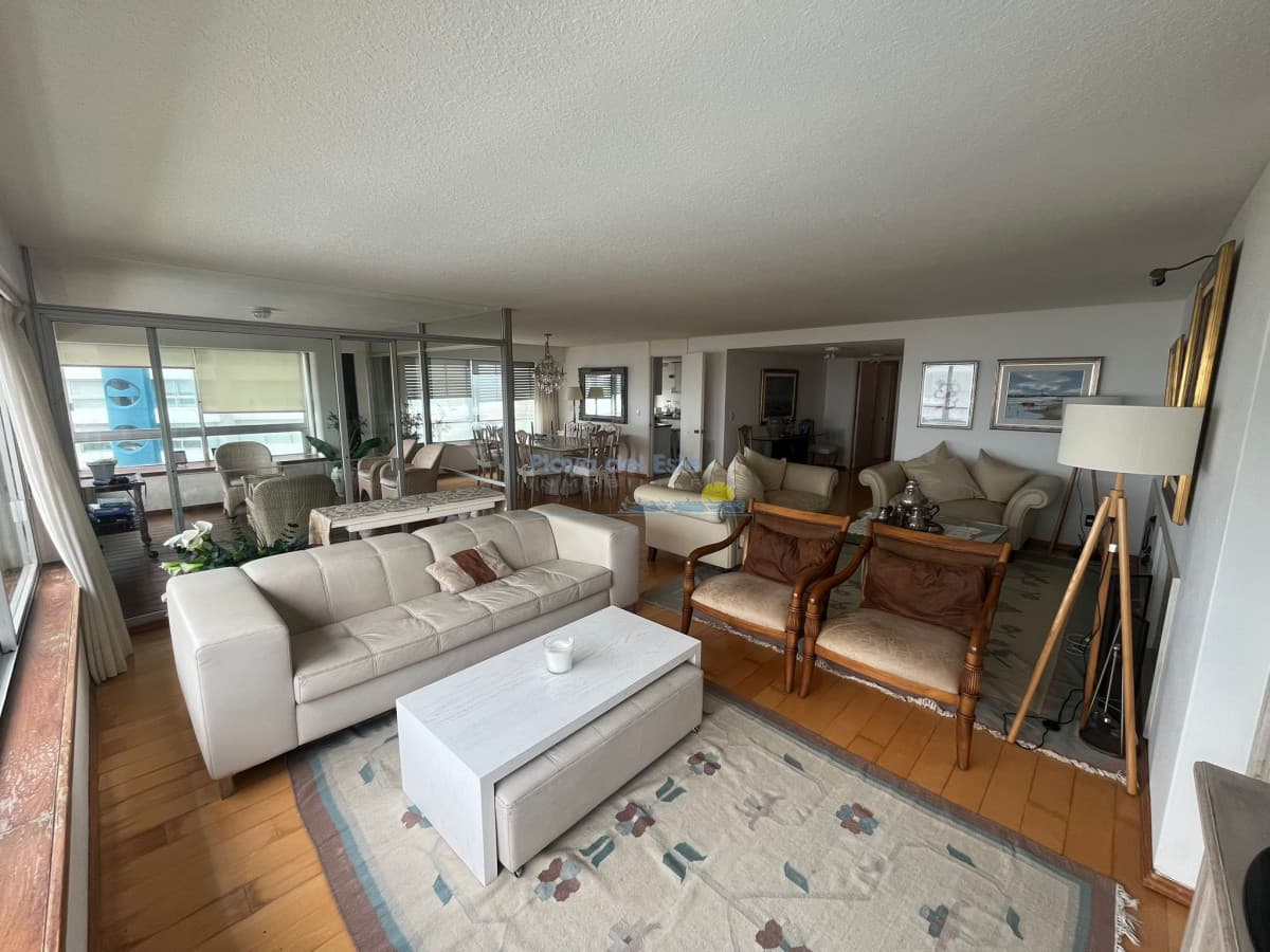 Apartamento en Venta de 3 dormitorios en Punta del este , Edificio Delfin , Vista al mar , Playa brava  - Inmobiliaria Playa del Este