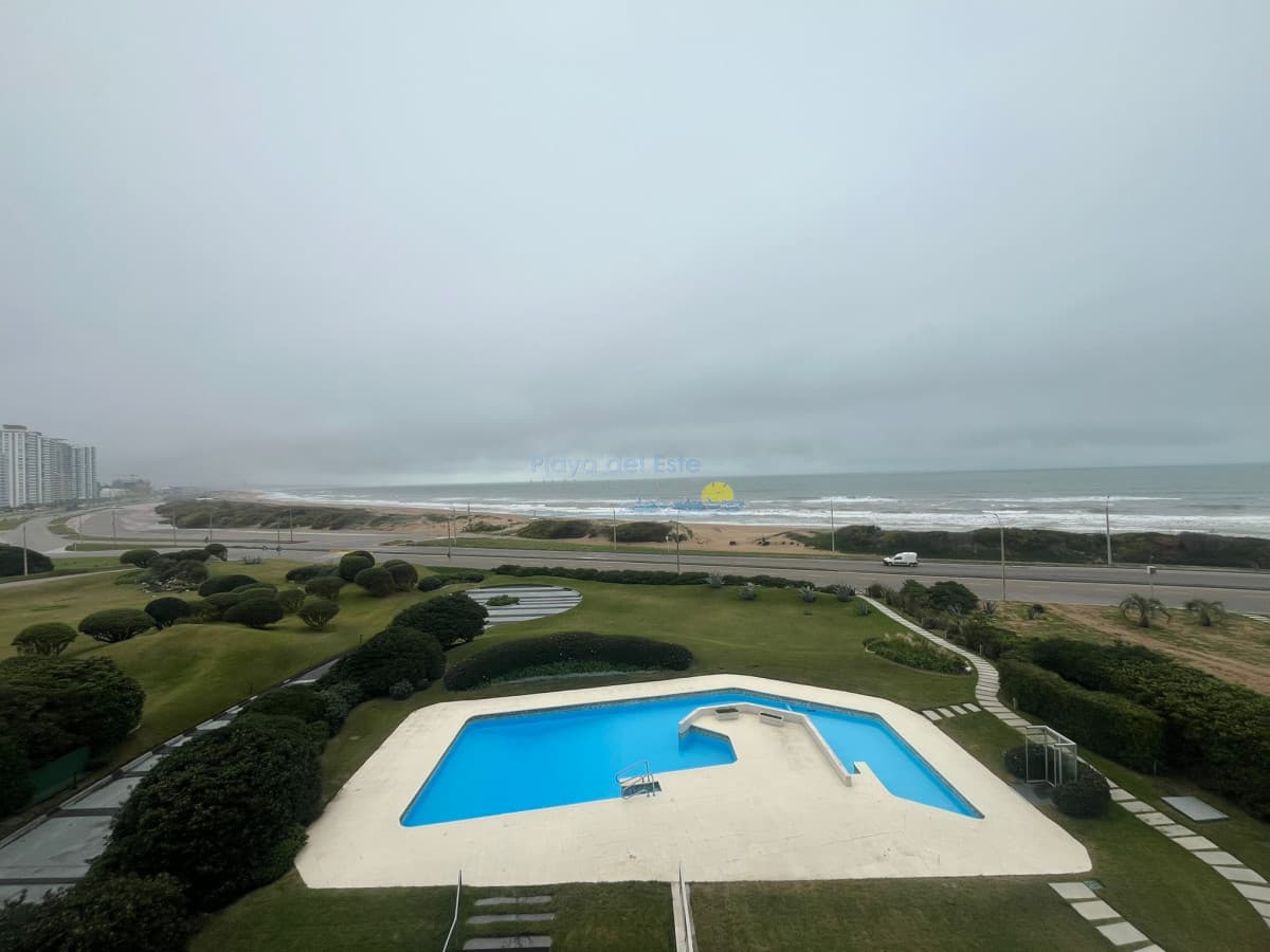 Apartamento en Venta de 3 dormitorios en Punta del este , Edificio Delfin , Vista al mar , Playa brava  - Inmobiliaria Playa del Este