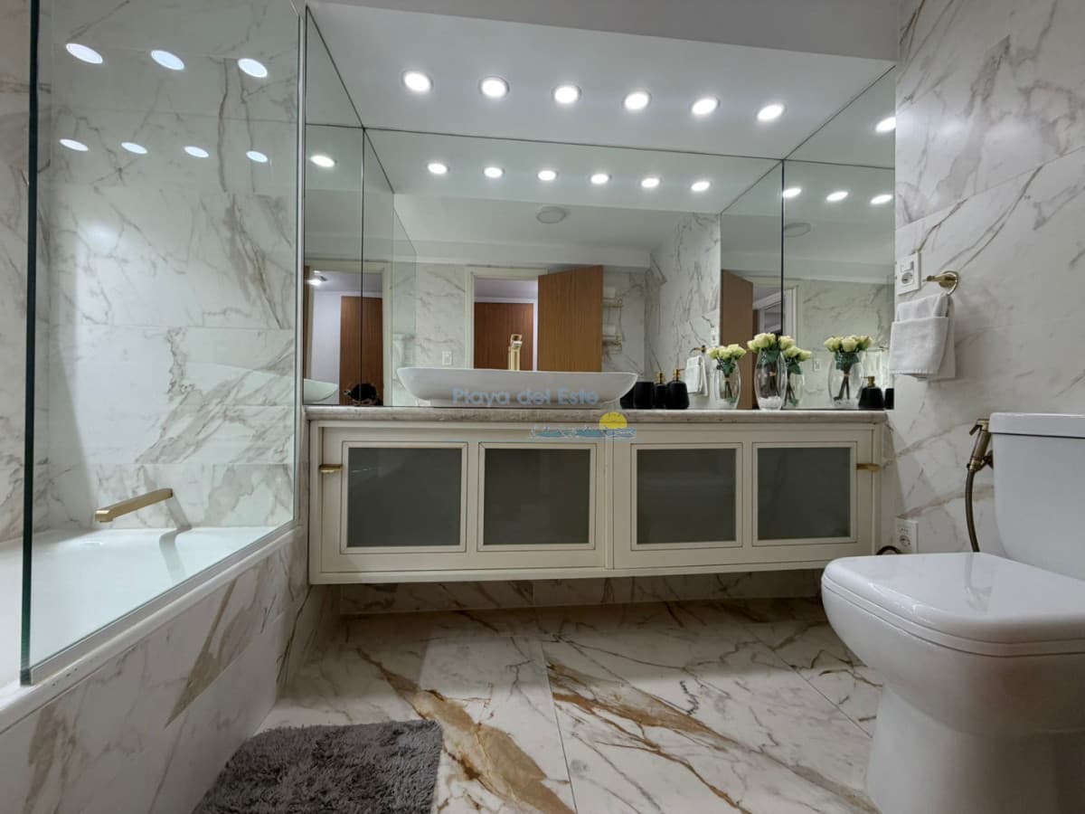 Apartamento de 2 dormitorios y servicio en alquiler anual , Playa mansa  - Inmobiliaria Playa del Este