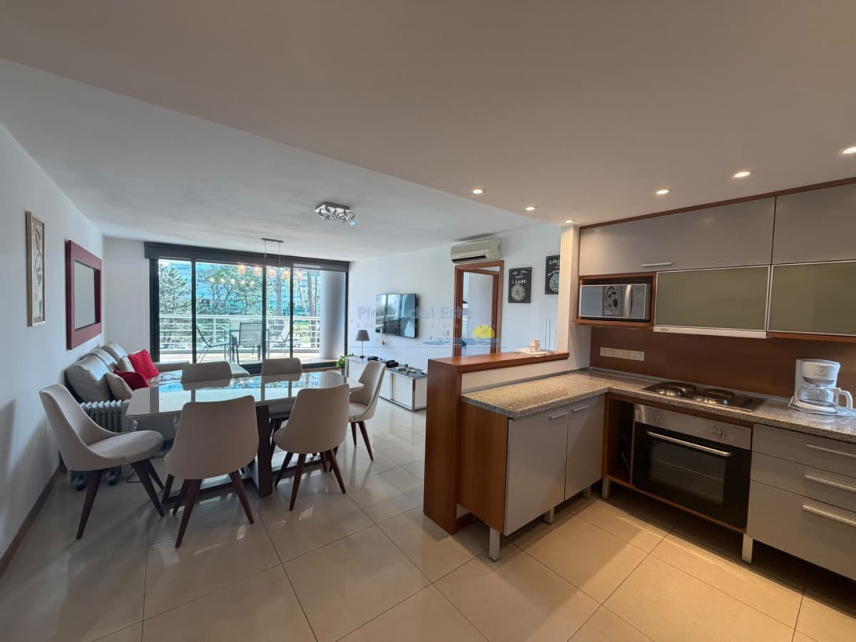 Apartamento de 2 dormitorios en Torre Tressesenta , Punta del este , a pasos de Punta Shopping  - Inmobiliaria Playa del Este