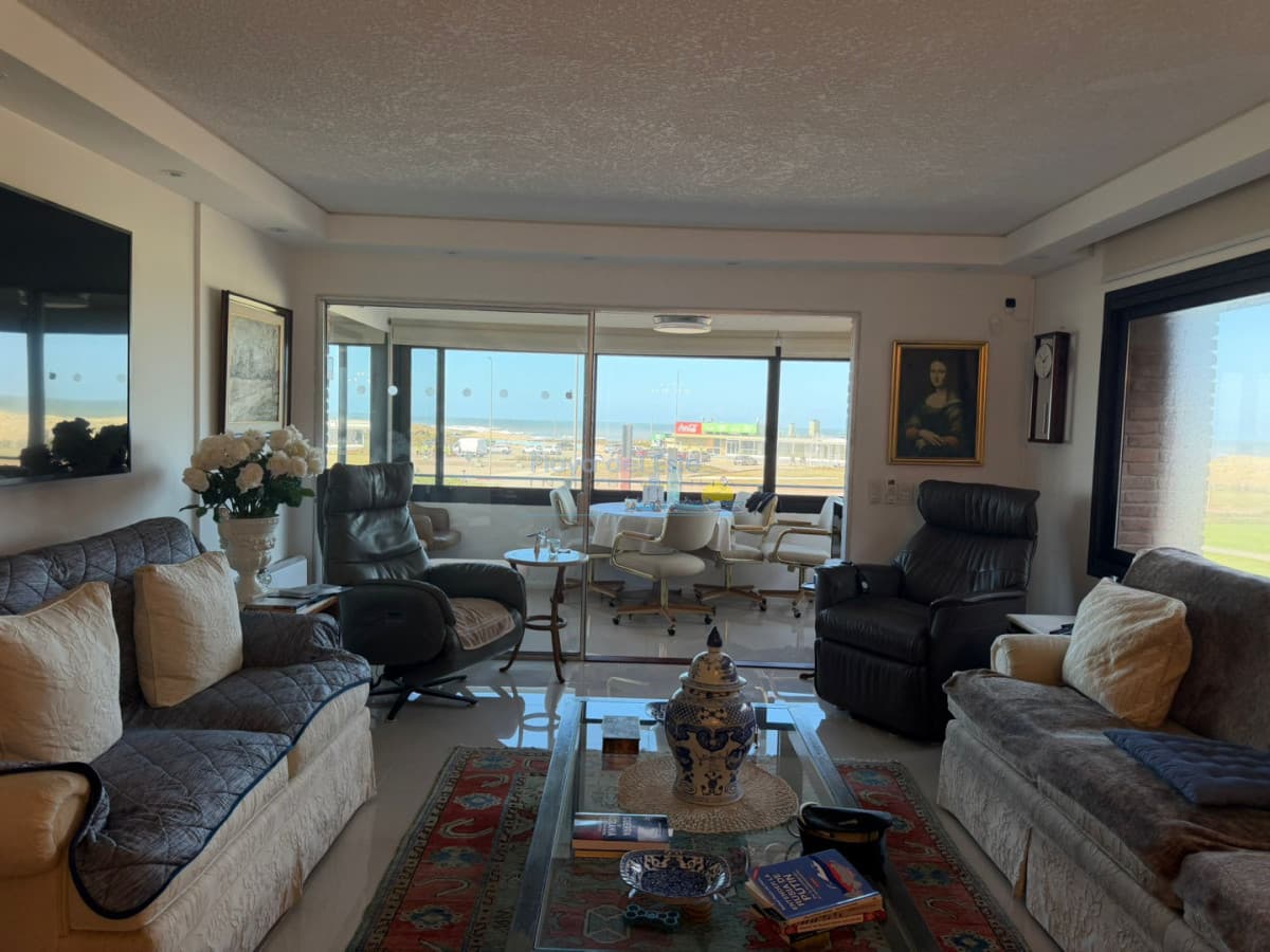 Apartamento en venta de 3 dormitorios en punta del este , Playa brava , primera linea  - Inmobiliaria Playa del Este
