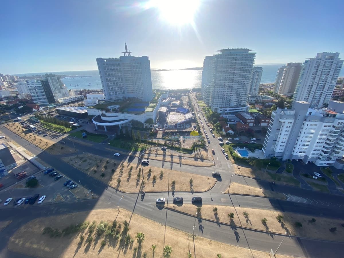 Apartamento de 2 dormitorios y medio en alquiler temporal en Casino tower , Punta del este , Playa Mansa  - Inmobiliaria Playa del Este