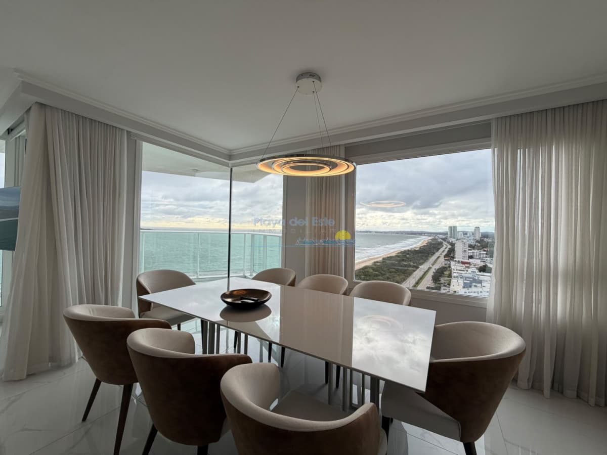 Apartamento en venta de 3 dormitorios y servicio en edificio Paramount , Playa mansa , Punta del este - Inmobiliaria Playa del Este