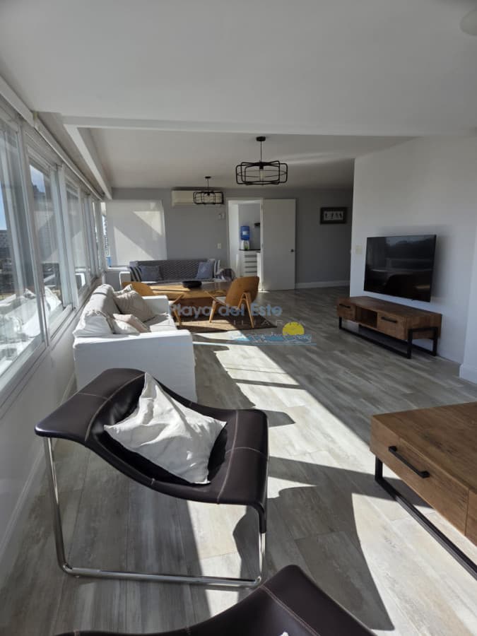 Apartamento de 3 dormitorios y servicio en alquiler temporal en Punta del este , Playa Mansa - Inmobiliaria Playa del Este