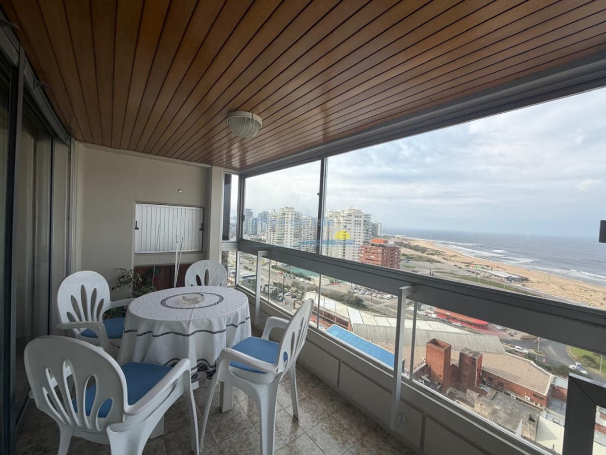 Apartamento de 3 dormitorios y servicio en Venta en Playa Mansa , Punta del este  - Inmobiliaria Playa del Este