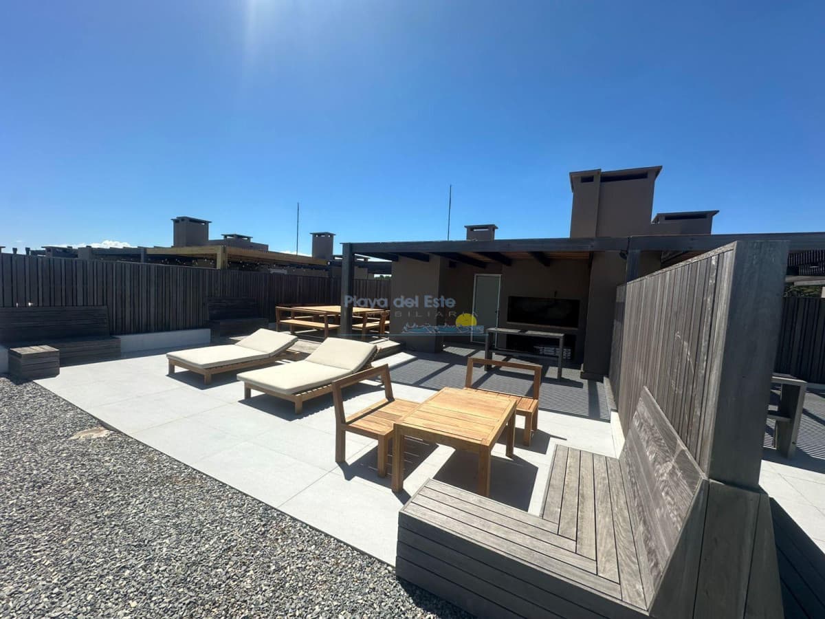 Apartamento en alquiler temporal  de 3 dormitorios en Manantiales , Playa Mansa  - Inmobiliaria Playa del Este