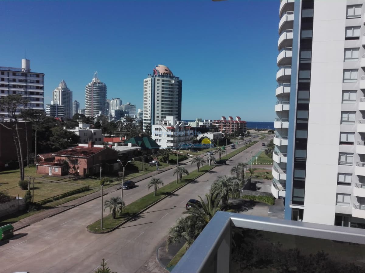 Apartamento en Venta de 2 dormitorios y medio en Punta del este , Playa Brava , Edificio Long Beach  - Inmobiliaria Playa del Este