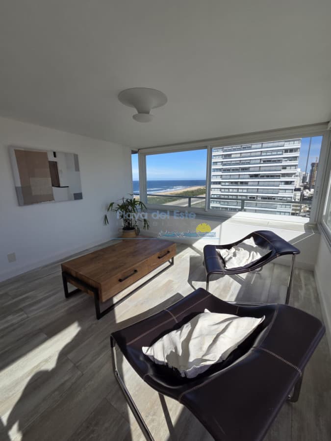 Apartamento de 3 dormitorios y servicio en alquiler temporal en Punta del este , Playa Mansa - Inmobiliaria Playa del Este