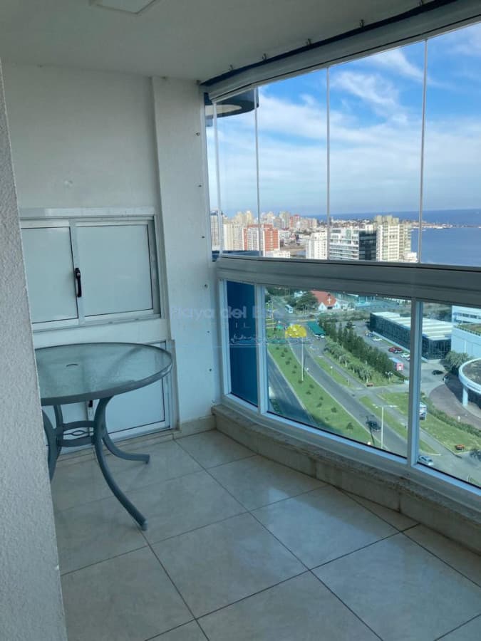 Apartamento de 2 dormitorios y medio en alquiler temporal en Casino tower , Punta del este , Playa Mansa  - Inmobiliaria Playa del Este