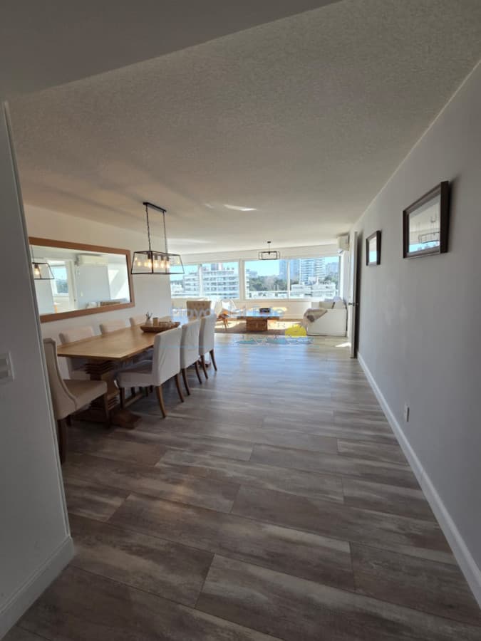 Apartamento de 3 dormitorios y servicio en alquiler temporal en Punta del este , Playa Mansa - Inmobiliaria Playa del Este