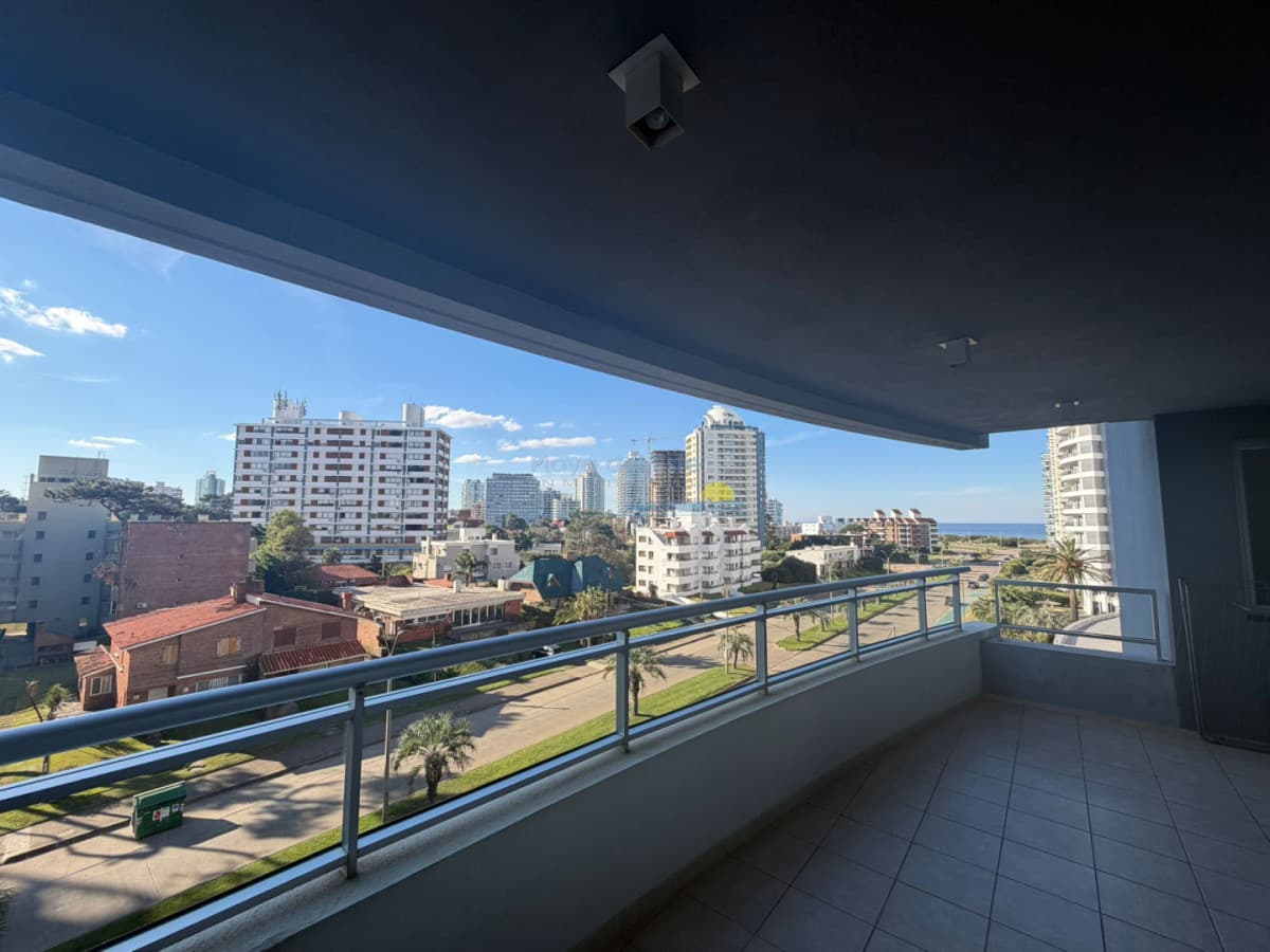 Apartamento en alquiler temporal de 2 dormitorios y medio  en Punta del este . Playa brava . Playa mansa  - Inmobiliaria Playa del Este