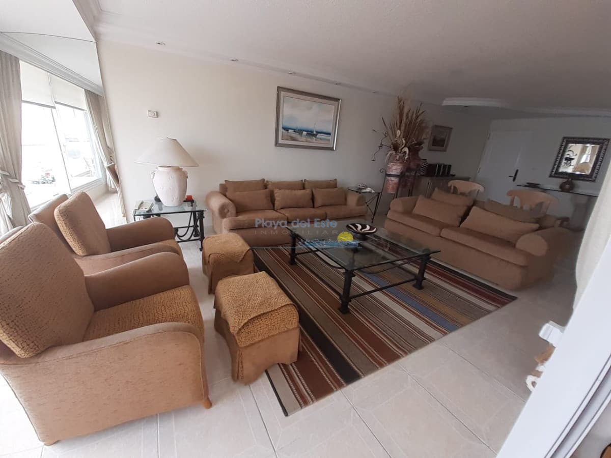 Beverly Tower, piso alto. - Inmobiliaria Playa del Este