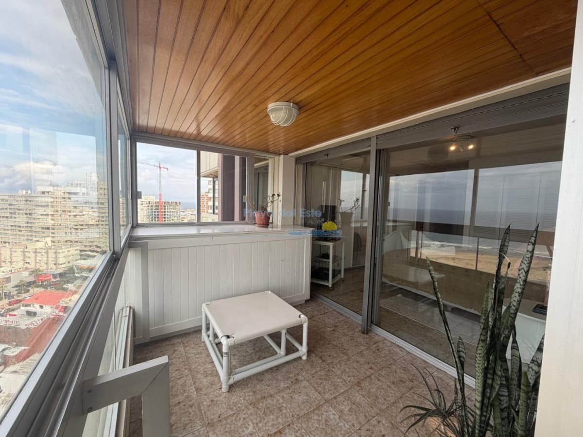 Apartamento de 3 dormitorios y servicio en Venta en Playa Mansa , Punta del este  - Inmobiliaria Playa del Este