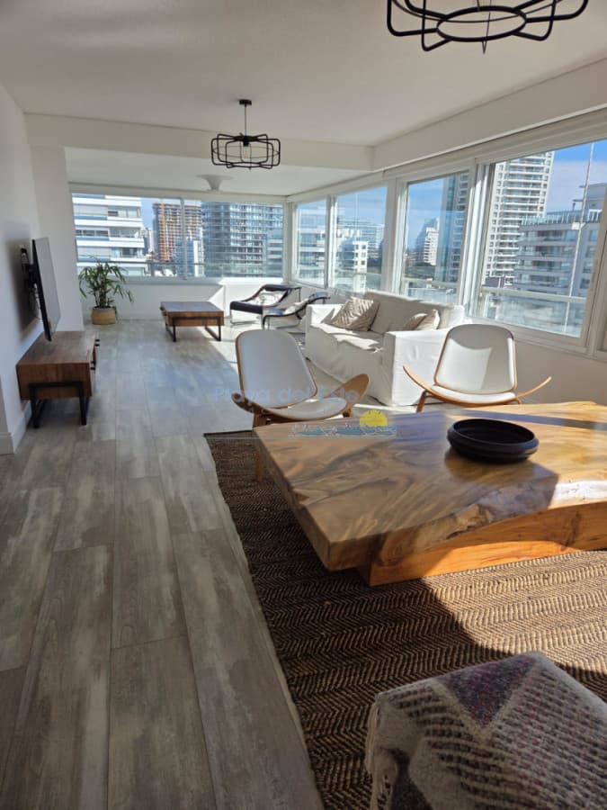 Apartamento de 3 dormitorios y servicio en alquiler temporal en Punta del este , Playa Mansa - Inmobiliaria Playa del Este