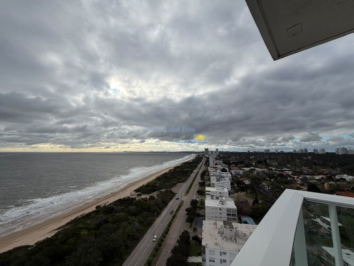 Apartamento en venta de 3 dormitorios y servicio en edificio Paramount , Playa mansa , Punta del este - Inmobiliaria Playa del Este