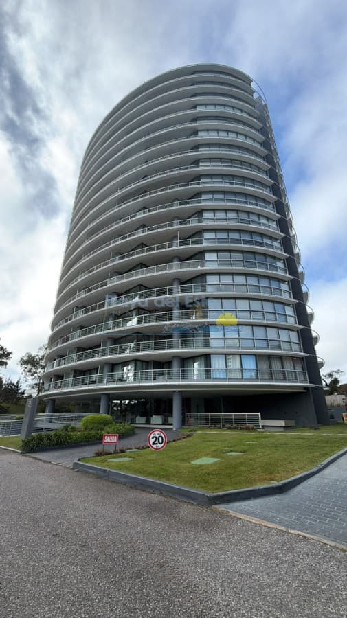 Apartamento de 2 dormitorios en Torre Tressesenta , Punta del este , a pasos de Punta Shopping  - Inmobiliaria Playa del Este