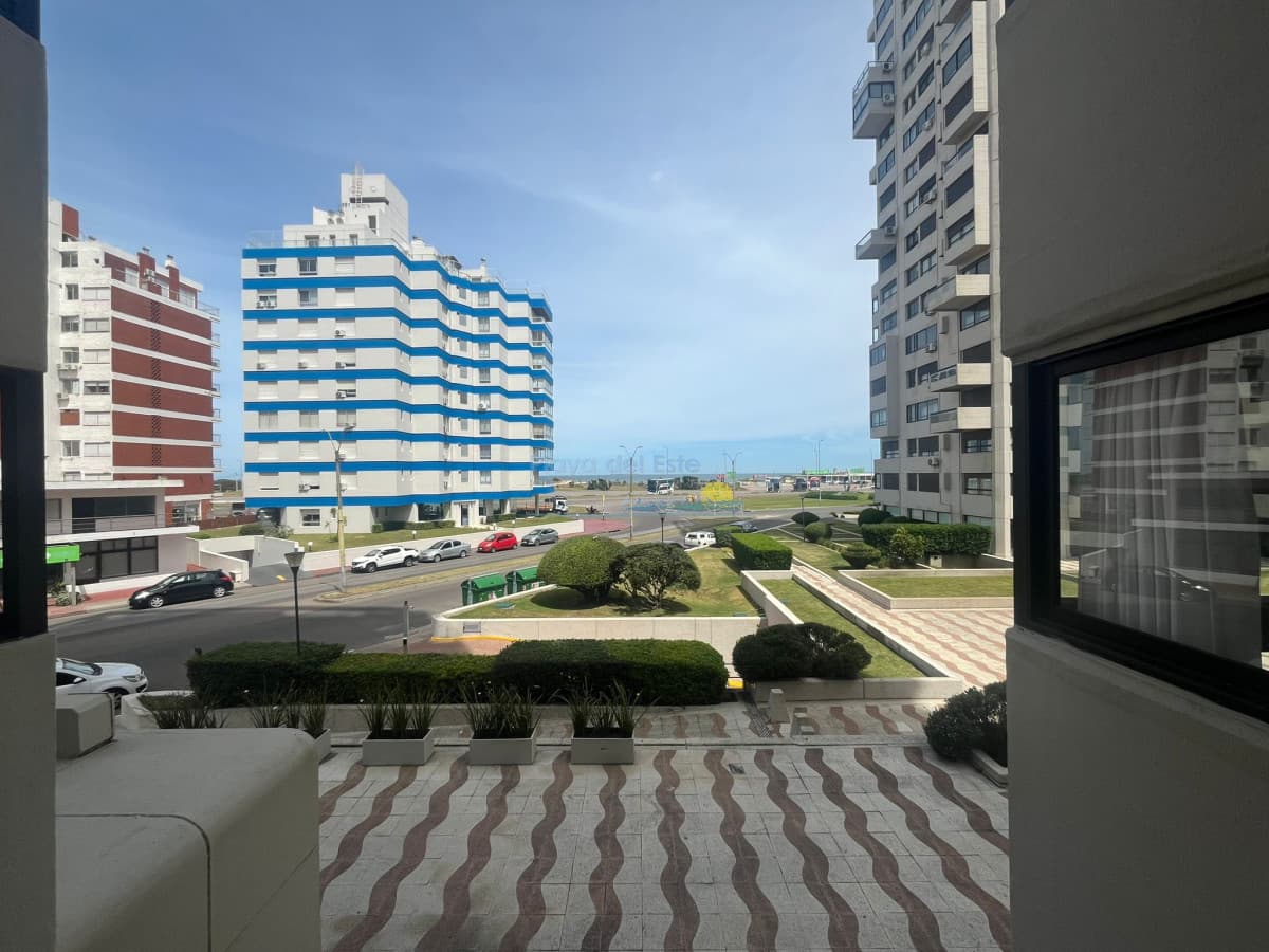 Apartamento en alquiler temporal de 3 dormitorios en Punta del este , Playa Mansa  - Inmobiliaria Playa del Este