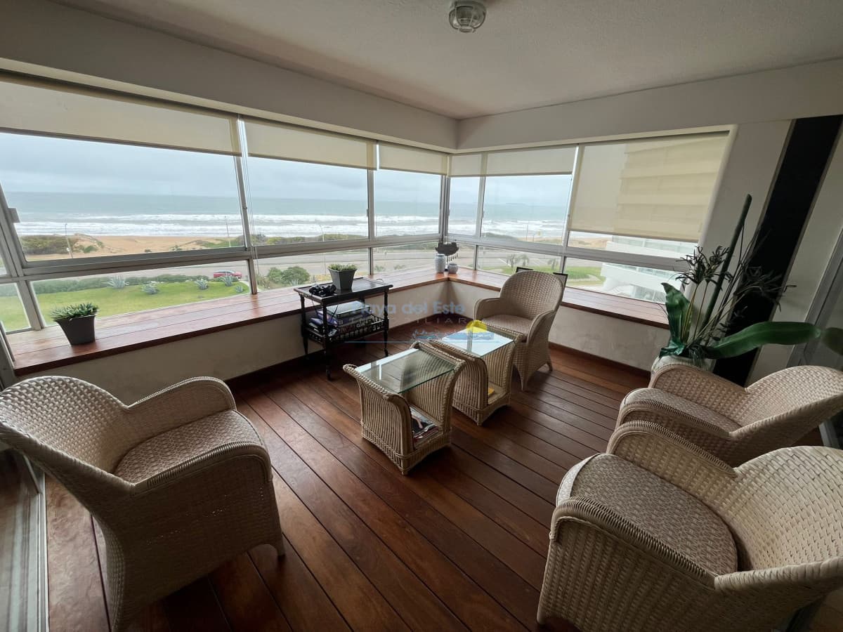 Apartamento en Venta de 3 dormitorios en Punta del este , Edificio Delfin , Vista al mar , Playa brava  - Inmobiliaria Playa del Este