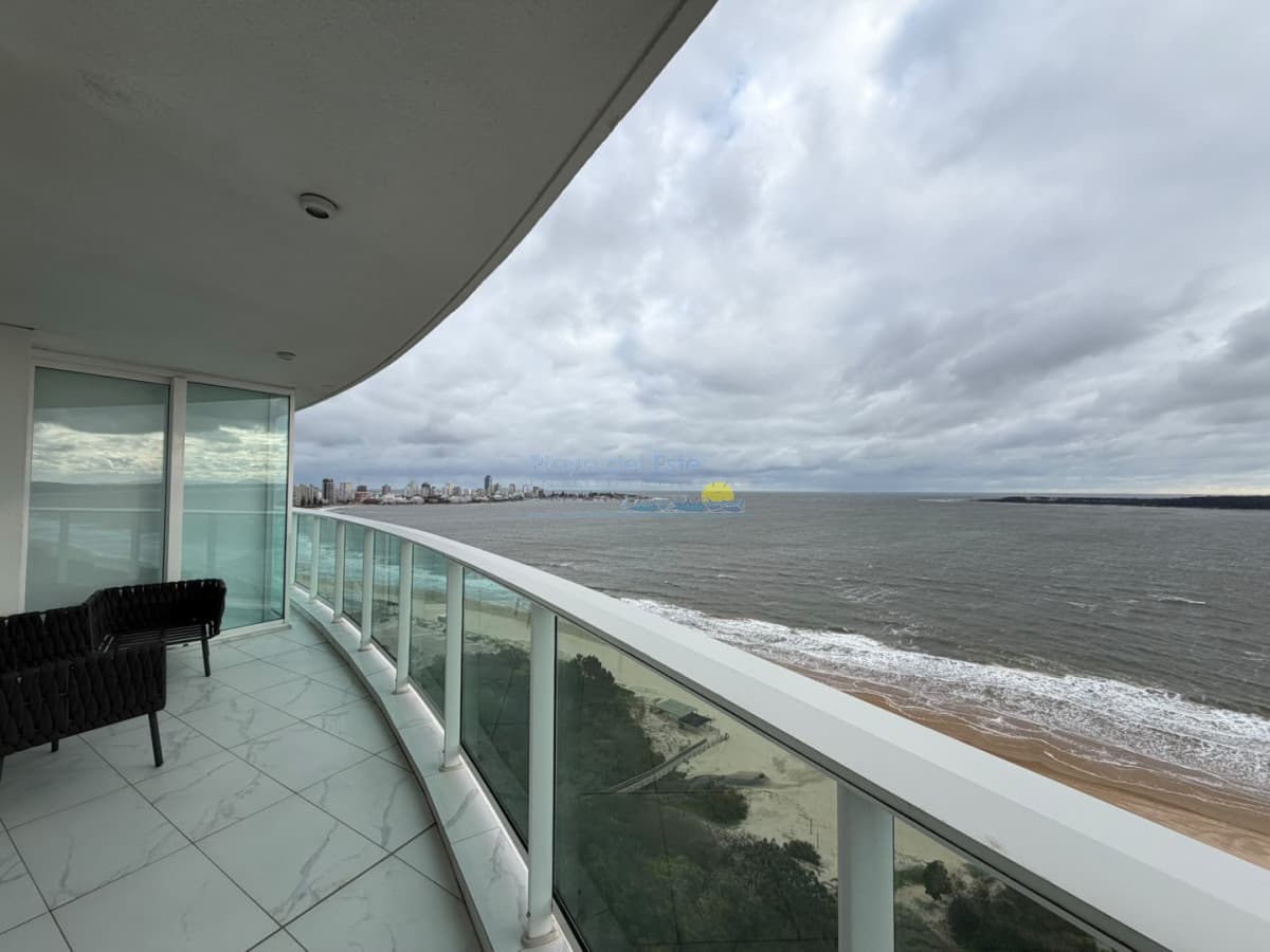 Apartamento en venta de 3 dormitorios y servicio en edificio Paramount , Playa mansa , Punta del este - Inmobiliaria Playa del Este