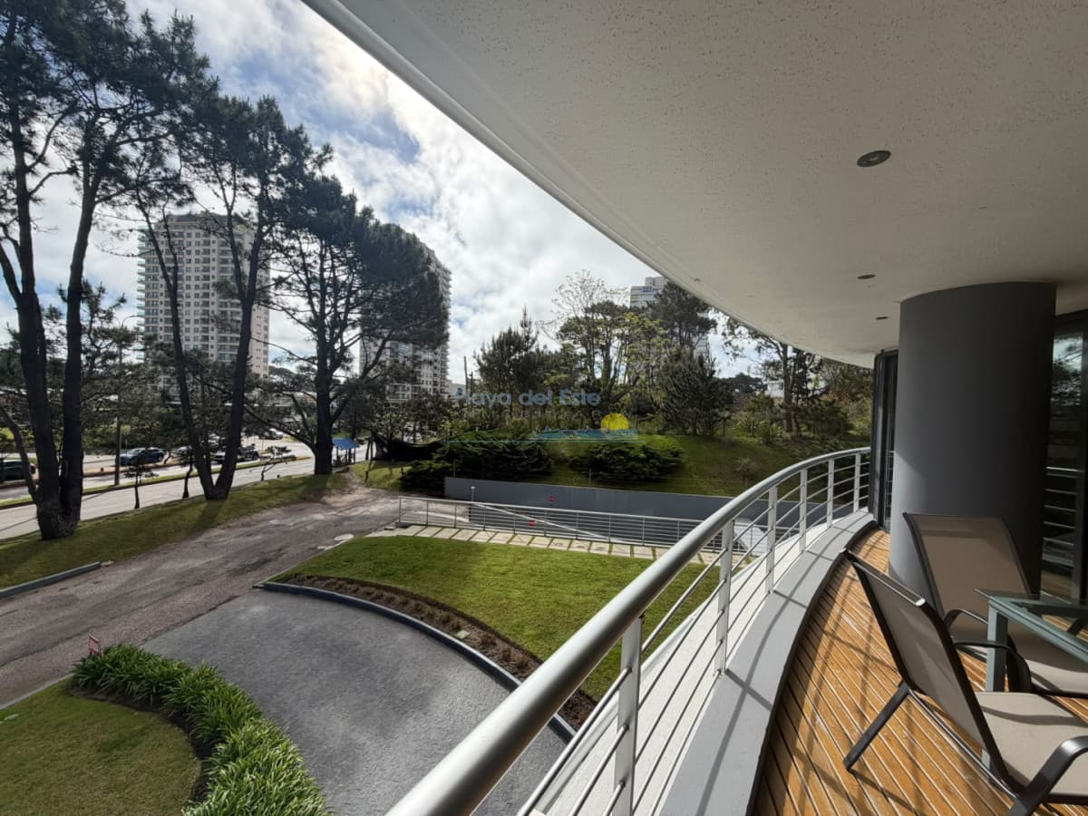 Apartamento de 2 dormitorios en Torre Tressesenta , Punta del este , a pasos de Punta Shopping  - Inmobiliaria Playa del Este