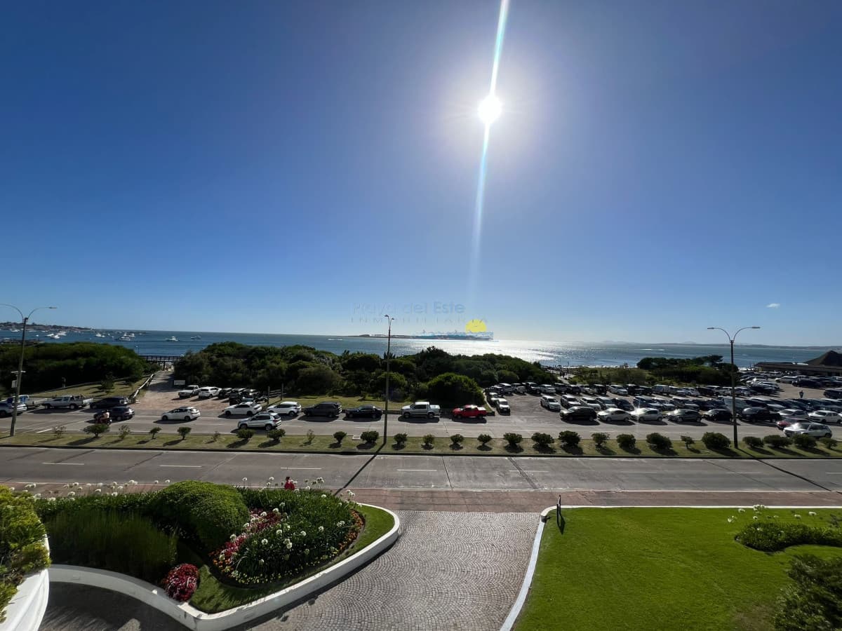 Departamento en Alquiler de 3 Dormitorios en Punta del este Torre Millenium . Playa Mansa , Vista al Mar  - Inmobiliaria Playa del Este