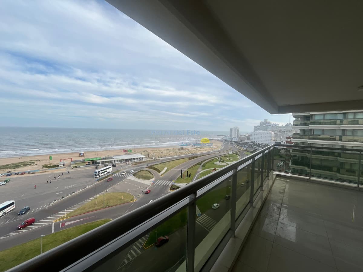 Apartamento en alquiler temporal de 3 dormitorios en Torre Imperiale , Punta del este , Playa brava  - Inmobiliaria Playa del Este