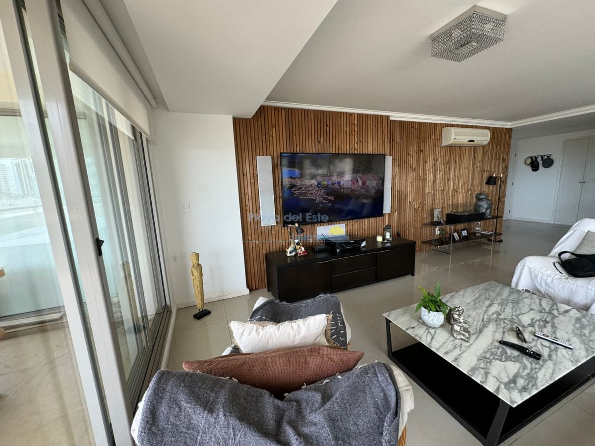 Apartamento de 4 dormitorios en Punta del este , Torre imperiale . Playa brava  - Inmobiliaria Playa del Este