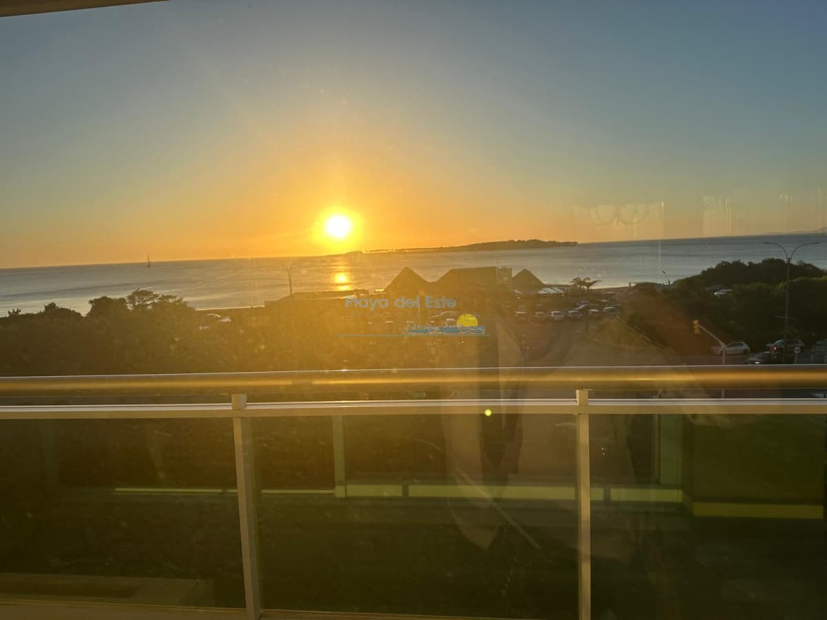 Apartamento en Alquiler temporal de 3 dormitorios en Coral Tower , Punta del este , Playa mansa  - Inmobiliaria Playa del Este