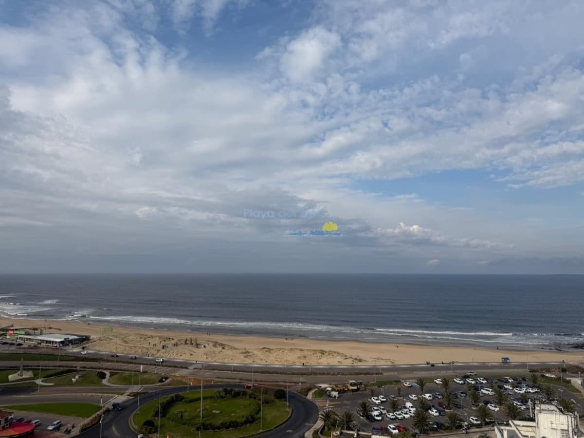 Apartamento de 3 dormitorios y servicio en Venta en Playa Mansa , Punta del este  - Inmobiliaria Playa del Este