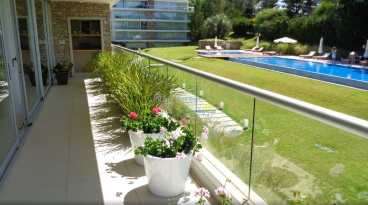 Apartamento de 3 dormitorios y servicio en Playa brava , Duplex , Parrillero  - Inmobiliaria Playa del Este