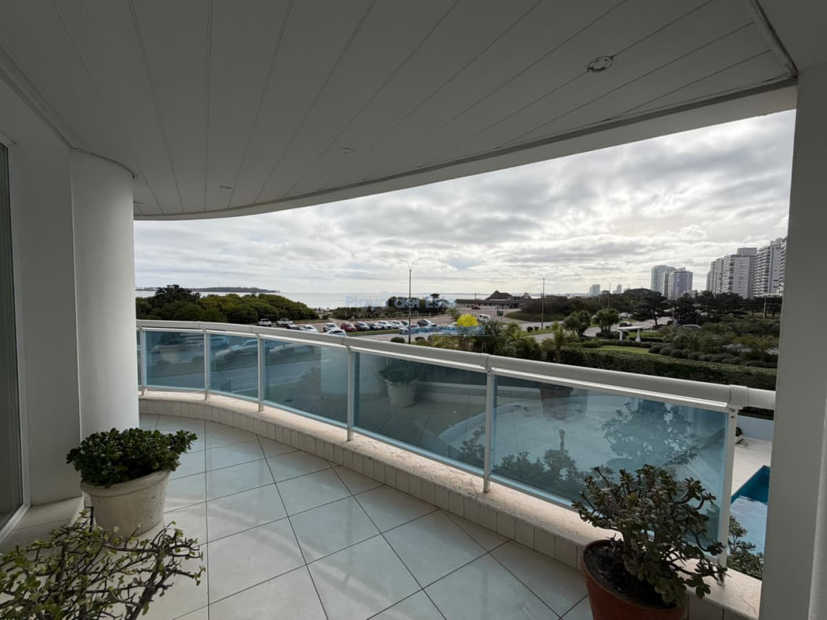 Apartamento en alquiler de temporada en Torre millenium de 4 dormitorios mas servicio , Playa mansa , Punta del este  - Inmobiliaria Playa del Este