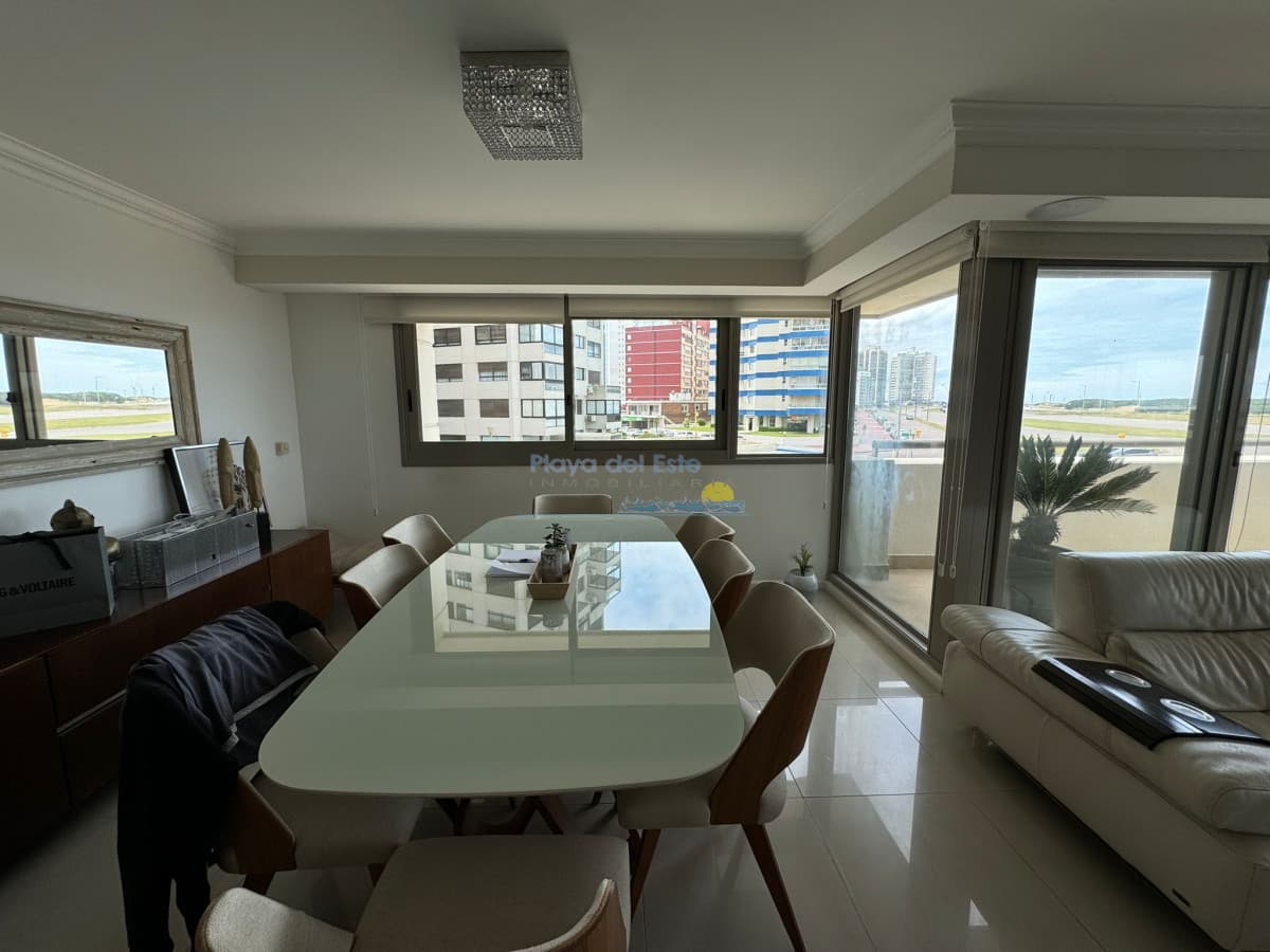 Apartamento de 4 dormitorios en Punta del este , Torre imperiale . Playa brava  - Inmobiliaria Playa del Este