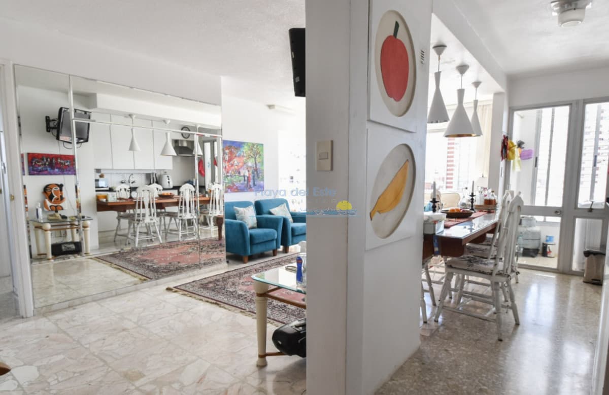 Apartamento en venta de 2 dormitorios . Reciclado con garage , Punta del este , Gorlero  - Inmobiliaria Playa del Este