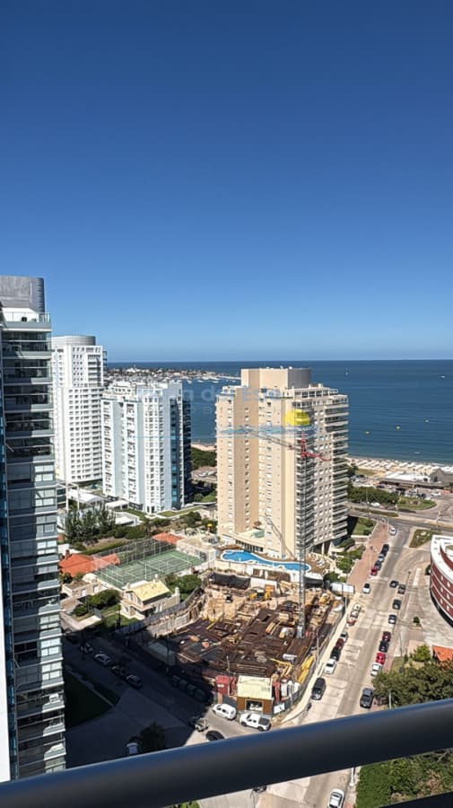 Apartamento en venta en Punta del este 3 dormitorios y servicio , Torre Sunrise , Playa mansa  - Inmobiliaria Playa del Este