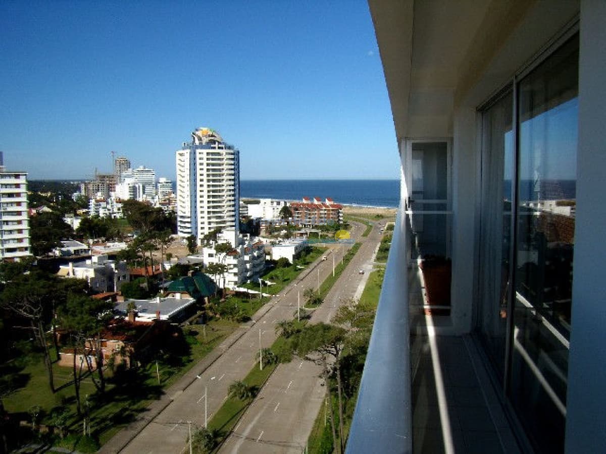 Apartamento de 2 dormitorios en Edificio Long beach , playa brava , Punta del este  - Inmobiliaria Playa del Este