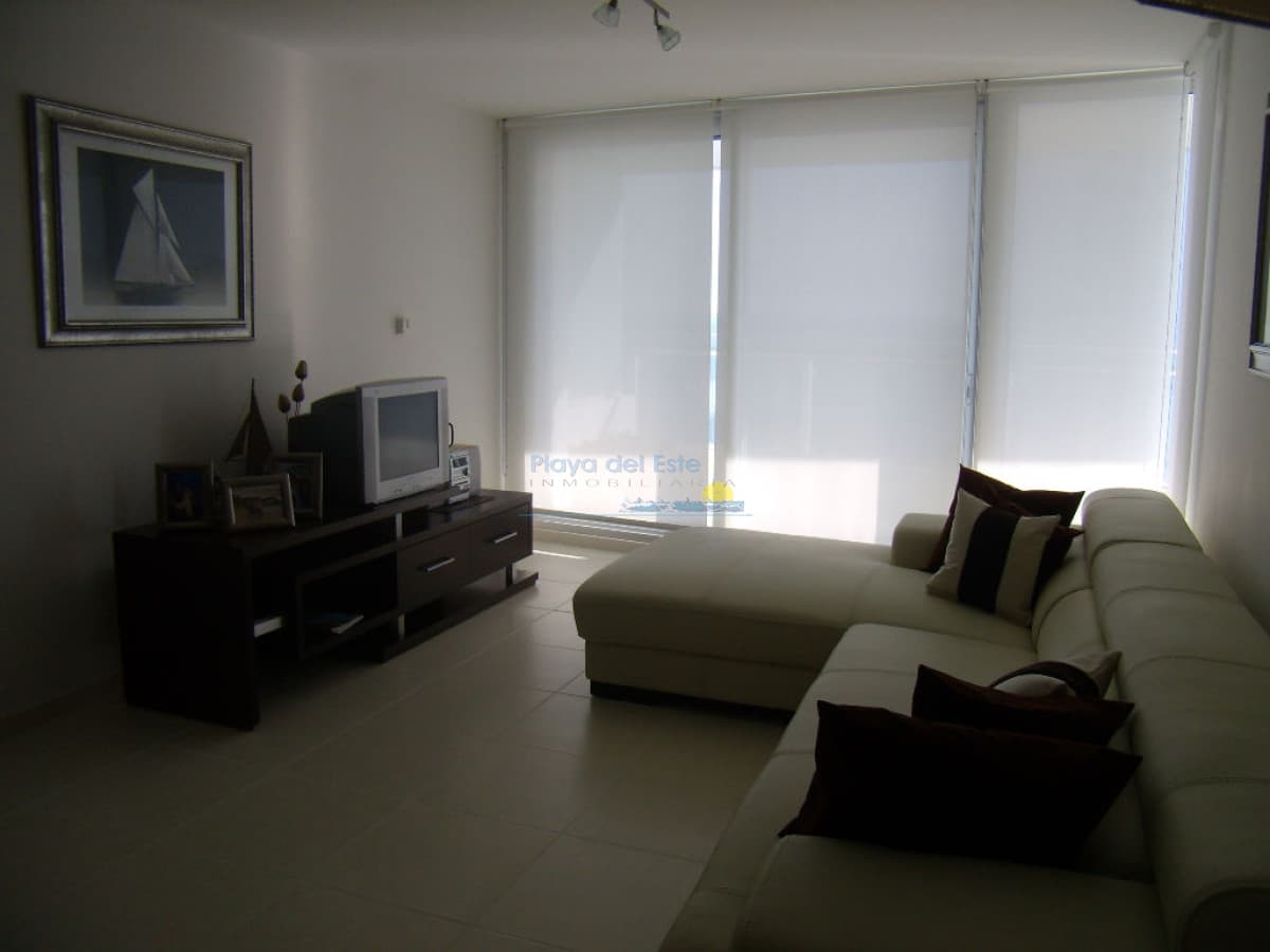 Apartamento en alquiler temporal de 2 dormitorios en Season Tower , Punta del este , Playa mansa  - Inmobiliaria Playa del Este