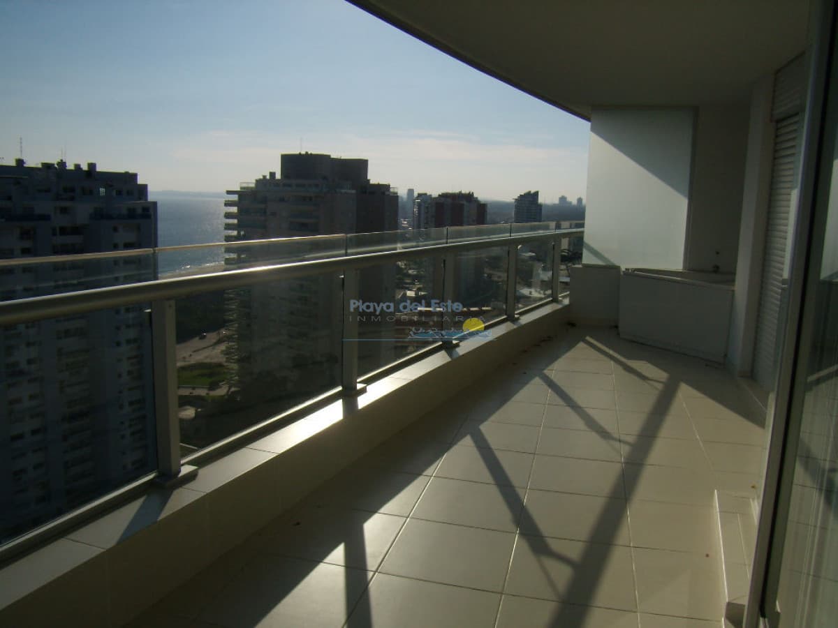 Apartamento en alquiler temporal de 2 dormitorios en Season Tower , Punta del este , Playa mansa  - Inmobiliaria Playa del Este