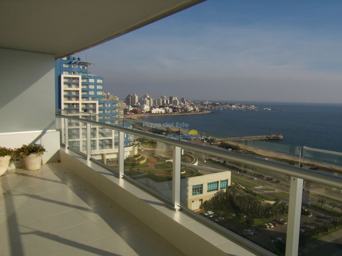 Apartamento en alquiler temporal de 2 dormitorios en Season Tower , Punta del este , Playa mansa  - Inmobiliaria Playa del Este