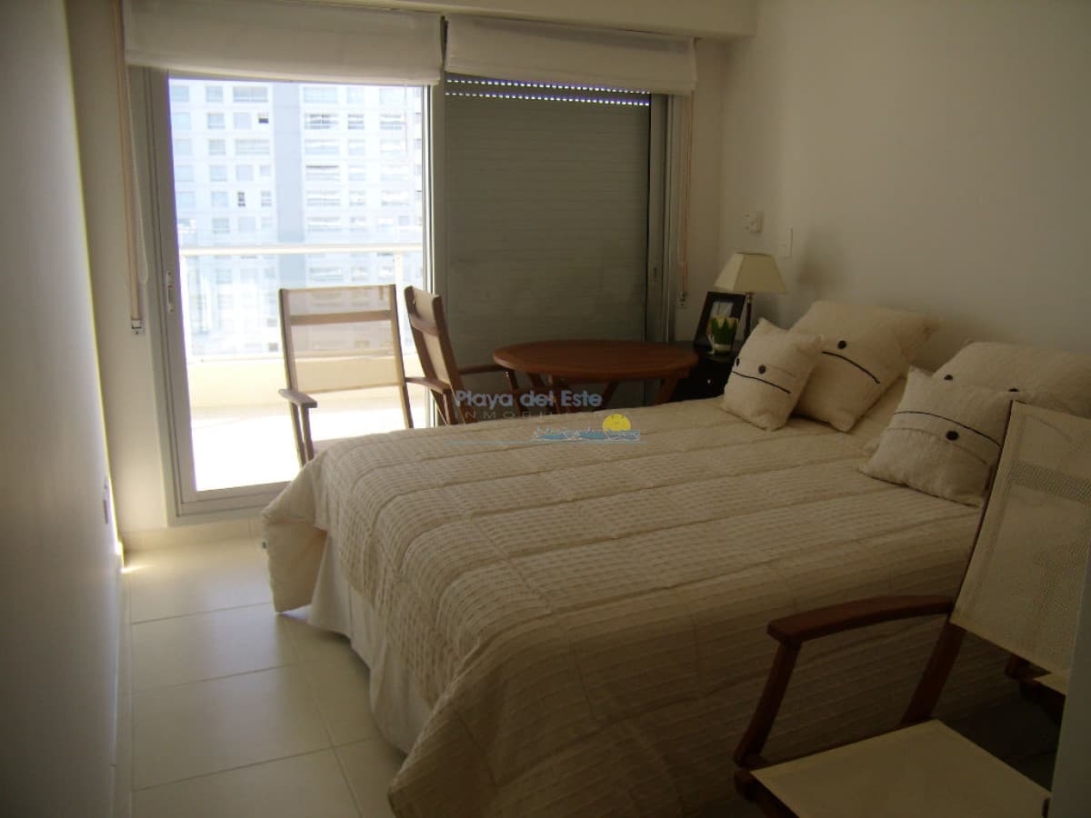 Apartamento en alquiler temporal de 2 dormitorios en Season Tower , Punta del este , Playa mansa  - Inmobiliaria Playa del Este