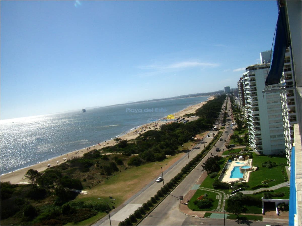 Apartamento en Venta de 3 dormitorios en Punta del este , Playa Mansa , Edificio Tequendama , Frente al mar  - Inmobiliaria Playa del Este