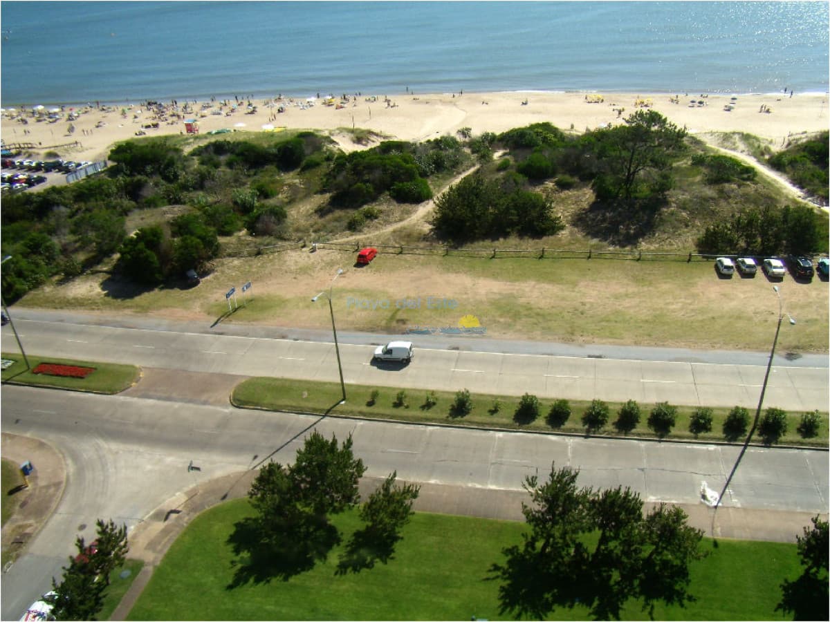 Apartamento en Venta de 3 dormitorios en Punta del este , Playa Mansa , Edificio Tequendama , Frente al mar  - Inmobiliaria Playa del Este