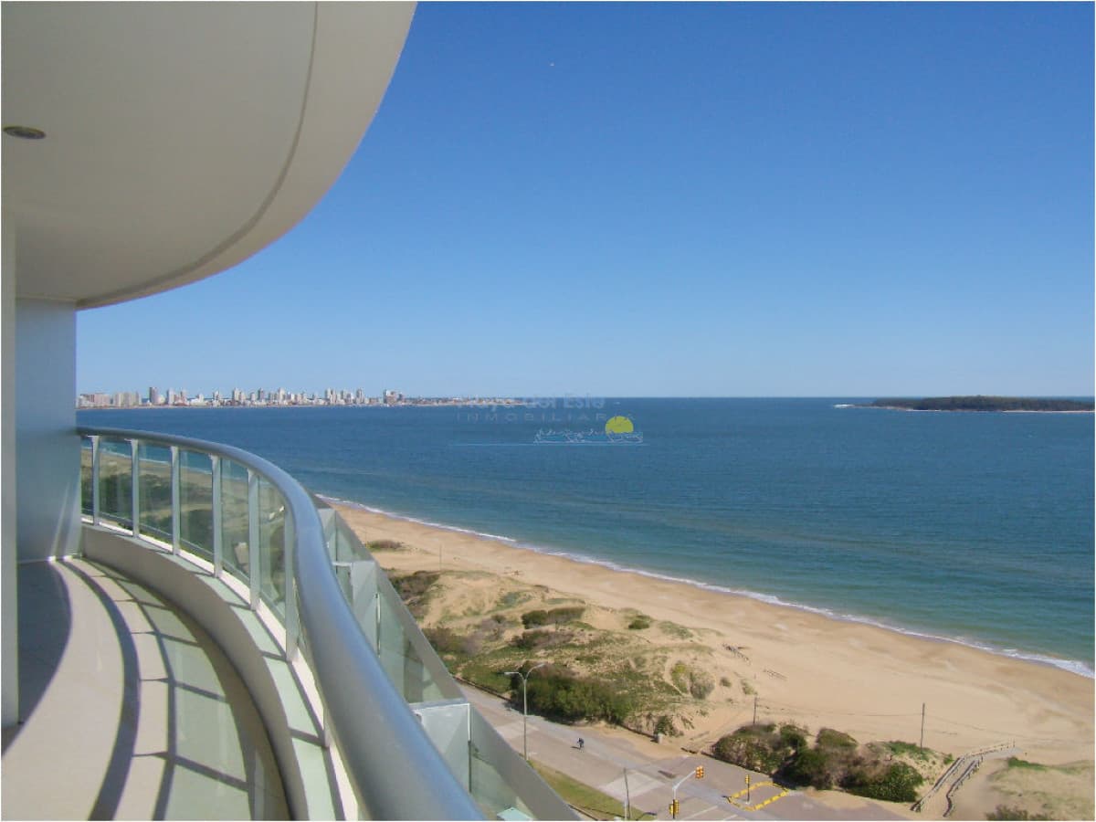 Apartamento en alquiler temporal de 3 dormitorios en Torre Aquarela , Playa mansa , Punta del este  - Inmobiliaria Playa del Este