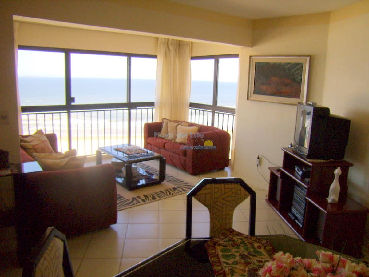 Apartamento en alquiler de temporada de 2 dormitorios en Punta del este ,l Playa brava  - Inmobiliaria Playa del Este