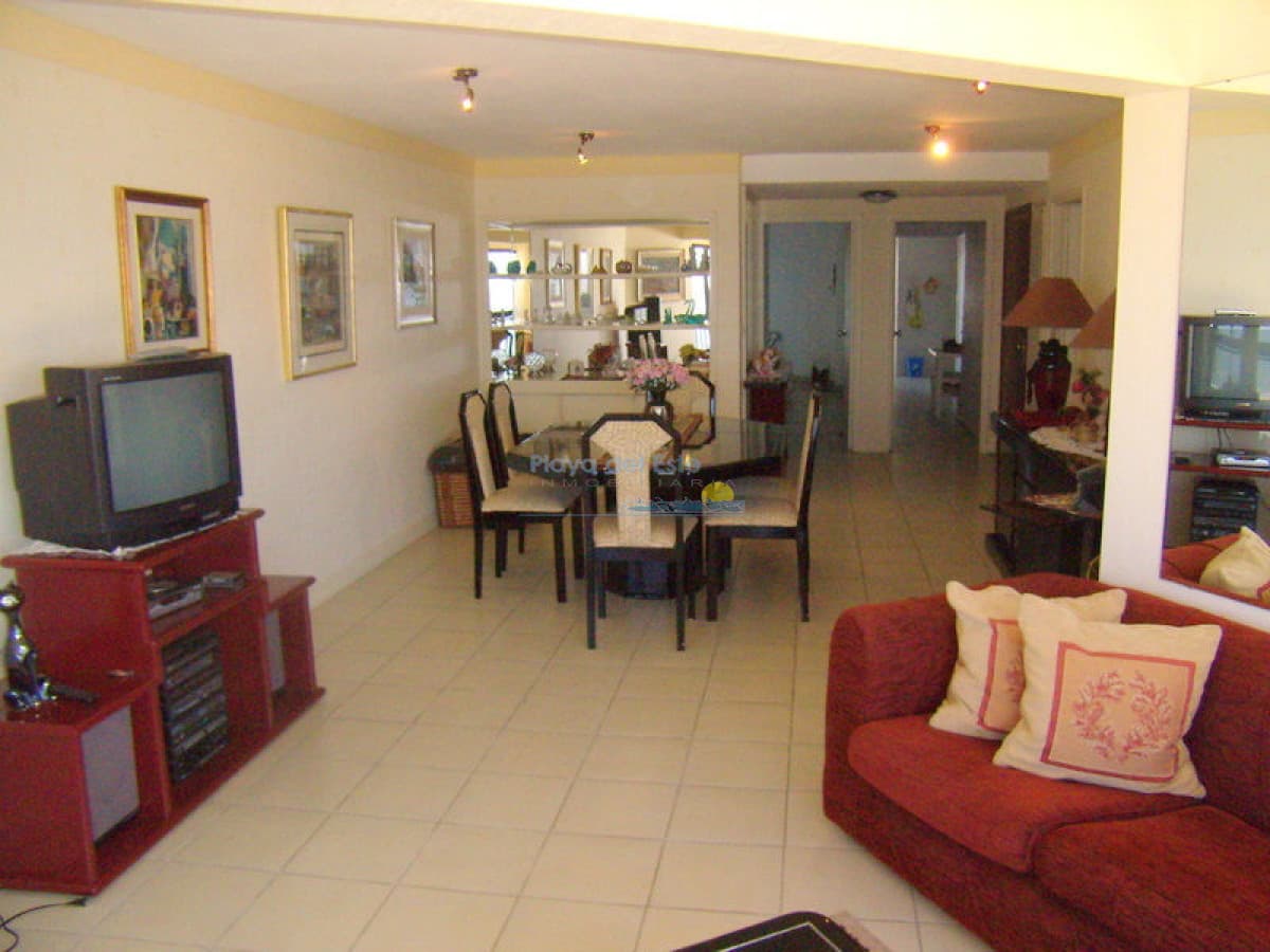 Apartamento en alquiler de temporada de 2 dormitorios en Punta del este ,l Playa brava  - Inmobiliaria Playa del Este