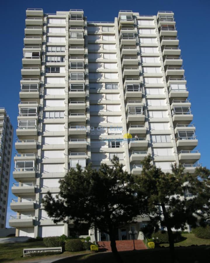 Apartamento en alquiler temporal de 3 dormitorios , Punta del este  - Inmobiliaria Playa del Este