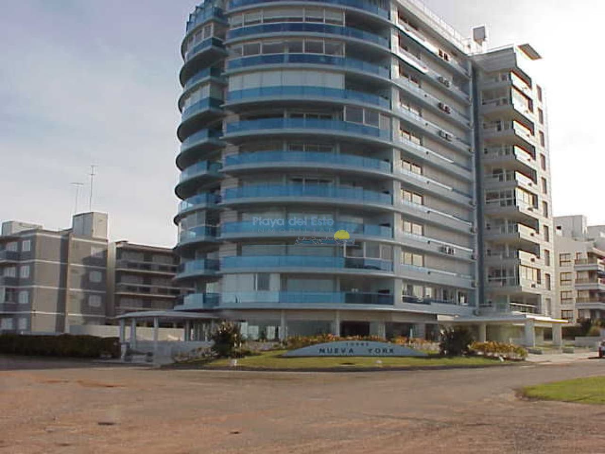 Apartamento en venta de 3 dormitorios y servicio en Torre Nueva York , Punta del este , Playa brava  - Inmobiliaria Playa del Este